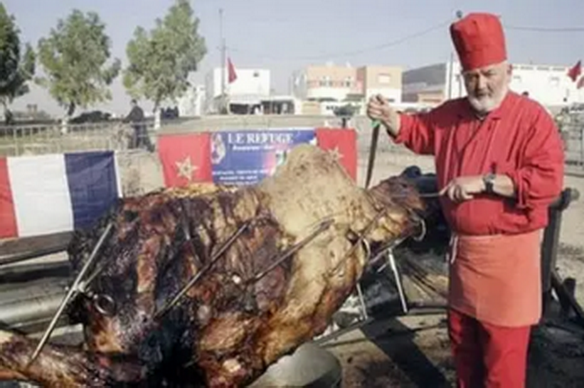 The world's largest barbecue-550 kg of camel barbecue